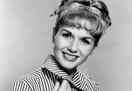 Debbie Reynolds biography. Famous people in English. Personajes famosos en  inglés.