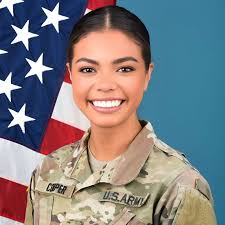 Dato curioso! Alma Cooper antes de convertirse en candidata al  #MissUniverso, planeaba servir a Estados Unidos en el ejército 🇺🇸 🫡 ¿Te  gustaría verla ganar la corona? ✨ Sintoniza #MissUniverso este sábado