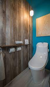 トイレのクロスは鮮やかなマリンブルーと古材風の木目でカリフォルニア