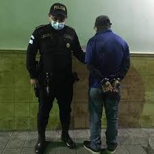 Sacatepequez 📌 detienen a un abusador sexual, grabado por cámaras Byron Manolo  Rosas Andrino, de 39 años fue detenido por la Policia Nacional Civil