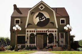 This Woman S Amazing Haunted House Is Like Something Straight Out Of A Tim Burton Movie Casa De Bruxa Casas Assombradas Halloween O Pesadelo Antes Do Natal