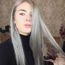 Tie and dye blanc gris avec balayage ombrage sur cheveux bruns foncés longs et bouclés. Beaute 56 Raisons De Passer Aux Cheveux Gris Chatelaine