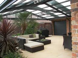 Terrassengestaltung Ideen Geschlossene Terrasse Sofa Kissen Hocker Sessel Lampe Wand Wande Terrassengestaltung Terrassengestaltung Ideen Terrasse