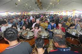 Biasanya rumah terbuka diadakan di padang atau di dalam dewan. Perkukuh Keharmonian Kaum Melalui Aidilfitri Komentar Berita Harian