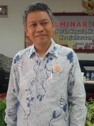 Идем на свет рифмы и панчи. Dekan Fe Unhas Almahrum Yansor Djaya Dosen Yang Jago Masak Tribun Timur