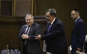 Ο ίδιος, άνοιξε την πόρτα, περιποιημένος, εμφανώς με παραπανίσια κιλά και. Dikh Xryshs Ayghs Ti Eipe Sthn Apologia Toy O Xrhstos Pappas