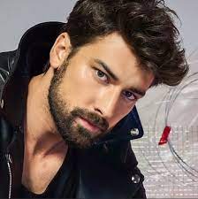 He was in love with azra ( alina boz ) in don't let go of my hand. Alp Navruz Chile S Tweet Fernandava28 Bir Sarilmaya Haziriz Ve Dondugunuzde Bir Milyon Opucugumuz Var Gg Alpnavruz Alpnavruz Trendsmap