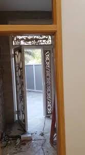 تثبيت أبواب غرف موديل طوكيو لون عسلي خشب شركة قطر الودق لتجارة الأبواب الخشبية البيلاروسية والديكور النجف الأشرف