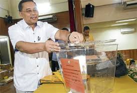 Seseorang itu layak mendaftar jika dia seorang warganegara berumur tidak kurang 21 tahun pada. Kajian Persempadanan Negeri Sarawak Selepas Penguatkuasaan Undang Undang