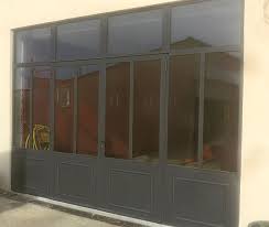 La baie coulissante offre la possibilite de multiplier les vantaux sur la longueur du mur pour faire entrer un maximum de lumiere dans la maison. Menuiserie Baies