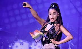 Vizionați exemple de traducere a lua în propoziții, ascultați pronunția și învățați gramatica. Pro Tv Ariana Grande A Luat O Decizie Care I A Scandalizat Pe Fotografi Mai Merge Cineva La Concertele Ei