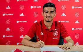 See authoritative translations of nací en in english with example sentences and audio pronunciations. 15 Year Old Wonderkid Naci Unuvar Signs New Ajax Deal Until 2022