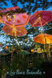 Marchenhafte Dekoration Fur Die Gartenparty Beleuchtete Sonnenschirme Zum Gartenfest Die Anleitung Wie Sonnenschirm Garten Sommerfest Garten Gartenparty