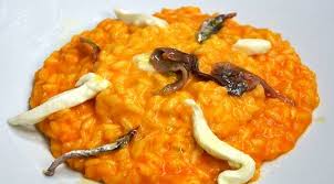 Tenere da parte l'acqua di cottura degli spinaci perché la useremo per il risotto, allungarla con altra acqua e aggiungere 1/2 dado di brodo, far bollire. Risotto Facile Con Peperoni Burrata E Acciughe Risotto Us Il Portale Del Riso