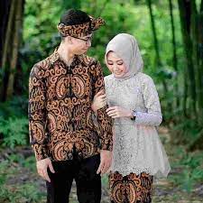 Model baju untuk acara tunangan kebaya couple selendang batik cream. Baju Couple Tunangan Rekomendasi Busana Agar Terlihat Istimewa