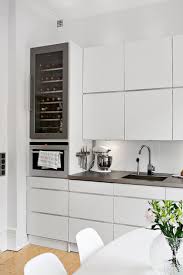 Modular Uppers Crisp White Slab Doors And Built In Appliances Keep This Kitchen Modern And Chic White Modern Kitchen White Kitchen Design Modern Kitchen
