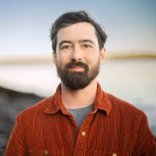 One of my favorite things about intimate weddings is how present everyone  gets to be. No rush, no performance—just real connection, laughter, and  light like this. Justine & Ben were married at