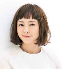 顔のたるみをヘアスタイルで解消 シャープなショートバングが決め手 40代のボブヘア ブラントヘアカット ボブヘア 髪型