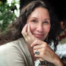 A little girl was holding two apples. Her mom asked her, "sweetie, could  you give your mom one of the two apples?" The little girl looked at her  mom, thought for a