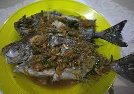 2 ekor (500 gram) ikan baronang 1 sendok teh air jeruk nipis 1/2 sendok teh garam 2 cm lengkuas, dimemarkan 2 batang serai, dimemarkan 3 butir bawang merah, diiris tipis 200 ml air 1/2 sendok teh garam 2 sendok makan. Resep Tim Ikan Baronang Oleh Bunga Audhi Cookpad