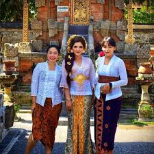 Potret Ashanty Pakai Kebaya Bali
