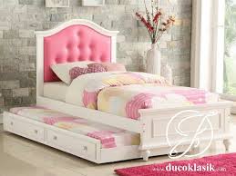 Desain kamar tidur anak yang identik dengan tema kartun, serta furnitur berukuran mungil harus diganti sesuai dengan keinginan dan perkembangan anak. Jual Tempat Tidur Anak Perempuan Minimalis Berkarakter Furniture Duco Klasik