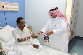مدير مستشفى الملك عبدالعزيز بمكة يعايد المرضى بالهدايا