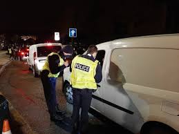 Au moment où je passe devant lui pour faire le chemin inverse, il m'arrête en m'attrapant par la main. Yvelines Nuit Du 31 Decembre 600 Policiers Et Gendarmes Deployes Pour Faire Respecter Le Couvre Feu 78actu