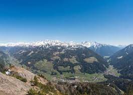 Umgeben von über 80 dreitausendern fasziniert es jahr für jahr seine besucher, die hier wandern, klettern. Urlaub Im Ahrntal In Sudtirol Offizielle Website