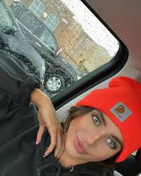 anybody else lovin' the fall weather??😍 beanie season is hereeeee!