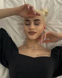 Eva Shapiro's Instagram, Twitter & Facebook