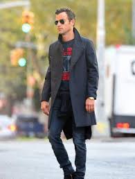 Mais en tant qu'homme d'un certain âge qui doit parfois s'habiller élégamment, mais pas trop élégamment, pour le travail ou les événements sociaux, vous avez besoin d'alternatives plus habillées que les jeans, comme les pantalons chinos, en velours côtelé et sur mesure. 10 Basiques Masculins Pour Etre Elegant Sans Effort