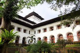 Salah satu tempat wisata yang paling terkenal di bandung adalah kawah putih. Gedung Pernikahan Di Bandung Termurah 2018 Jurnal Lamudi