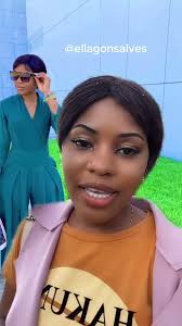 Ella Gonçalves in Stylish Outdoor Fashion