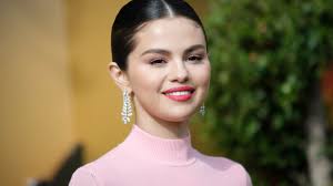 Hollywood straightens out the hair of almost every actress in almost every tv show. Celebrities With Curly Hair Who Rarely Show Their Curls Glamour
