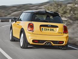 Wenn sie das gaspedal betätigen und von 0 auf gänsehaut beschleunigen, ohne verzögerung und ohne schaltunterbrechungen, bringt sie der mini cooper se in unter 7,5 sekunden von 0 auf 100 km/h. Premiere Der Neue Mini Auto Motor At