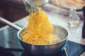 Masak spaghetti dengan ikuti langkah cara memasaknya pada kemasan. Anda Perlu Tahu 10 Cara Merebus Spaghetti Yang Benar