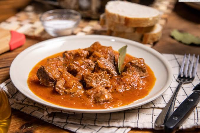 Meat with Tomato Sauce