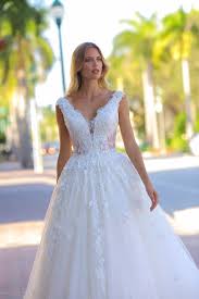 There is a big range of ball gown wedding dresses. Randy Fenoli Dresses Pesquisa Google Wedding Dresses Kleinfeld Ball Gown Wedding Dress Ball Gowns Wedding