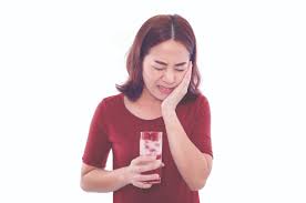 Mengonsumsi obat pereda rasa sakit. 6 Makanan Dan Minuman Penyebab Gigi Ngilu