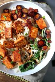 Baked Chili Garlic Tofu Carrot Chard And Noodle Bowls Easy Weeknight Meal Add Some Toasted Cashews And Other Veggies Of Whole Food Recipes Tofu Vegan Richa