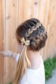 Quelle coiffure pour sa petite fille ? Coiffure Petite Fille Tresse La Coiffure Jeune Fille Parfaite En 70 Idees Super Coiffure Mariage Enfant Coiffure Fillette Coiffures Filles