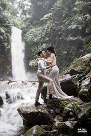 Daya tarik objek wisata gunung bromo tidak akan habis hanya dari cerita saja tanpa mengabadikannya dengan moment spesial seperti foto prewedding atau bulan madu di bromo. Outdoor Pre Wedding The Lens Story