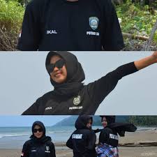 Pasalnya, sekarang untuk merancang desain baju nggak harus dilakukan oleh desainer profesional atau seseorang yang berada di … Rescue Shop Terima Desain Pemesanan Baju Berbahan Facebook