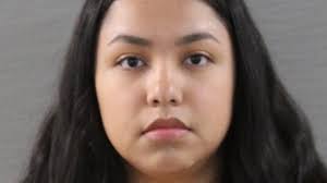 Policía de Henderson identifica mujer acusada de manejar vehículo robado,  choco con diputados