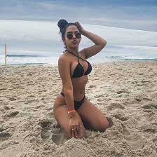 Biquíni à milanesa? Mariely Santos, uma das Gêmeas Lacração, se ...