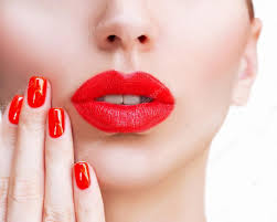 Indah merah matte bibir dan kuku — Foto Stok © AlexaKr #94876850