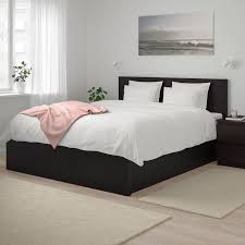 Oltre a garantire un ottimo livello di comfort grazie alle reti a doghe ed all'ampia scelta di materassi di tutte le misure e durezze, il letto contenitore ikea offre anche tanto spazio per organizzare ogni cosa, dalle lenzuola, agli asciugamani, dai vestiti. Malm Cadre Lit Coffre Brun Noir 140x200 Cm Ikea Bettgestell Bett Ideen Malm