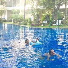Letak kolam alung lampung berada di jalan raja tihang umbul cilik, tanjung senang. Foto Diambil Saat Berenang Di Kolam Renang Hotel Yang Menurut Saya Lumayan Luas Picture Of Ramada Encore By Wyndham Seminyak Bali Tripadvisor