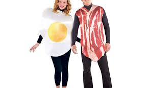 Anche gli adulti si divertono a mascherarsi e a cercare costumi di carnevale con un po' di fantasia e tanta manualità si possono infine realizzare dei meravigliosi vestiti di carnevale di coppia fai da te, economici ma. Ecco I 10 Costumi Di Carnevale Piu Divertenti Di Sempre Foto 1 Di 10 Radio 105